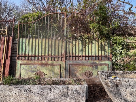 PORTAIL A CHAPEAU DE GENDARME