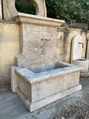 Fontaine en pierre du Luberon