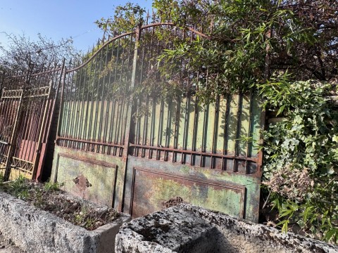 PORTAIL A CHAPEAU DE GENDARME
