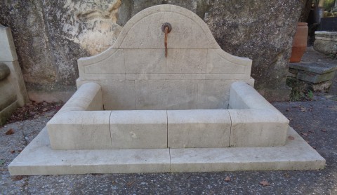 Fontaine en pierre neuve et vieillie