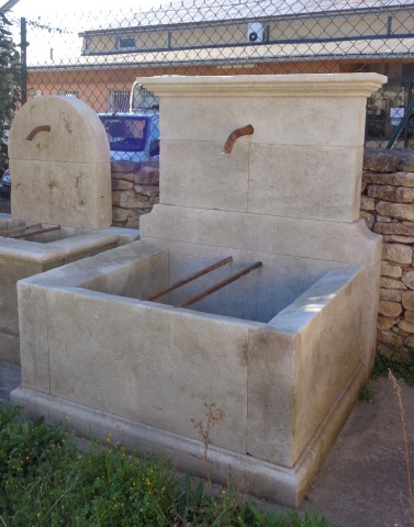 Fontaine taillée en pierre du Luberon