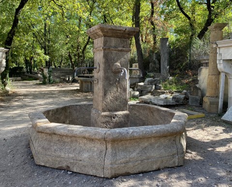 Fontaine octogonale en pierre