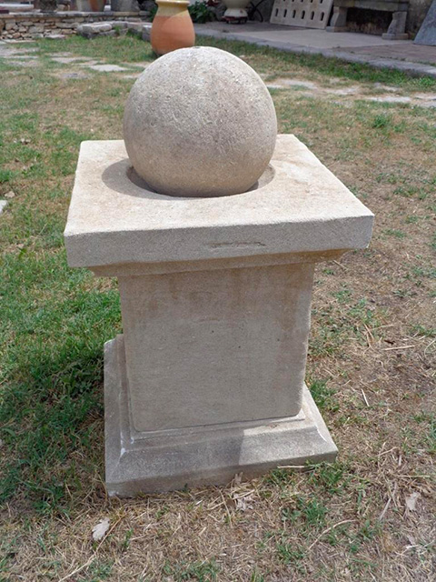 Pilier de fontaine avec la boule