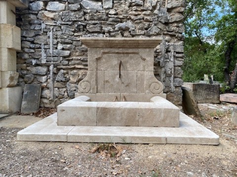 Fontaine basse en pierre