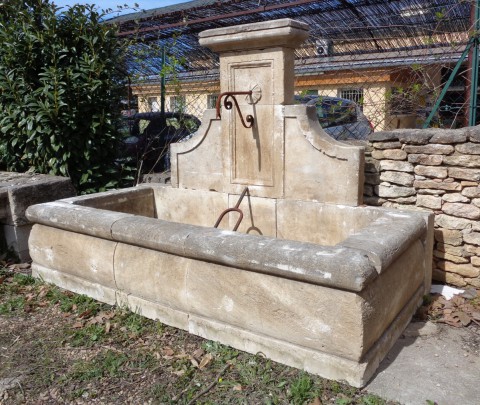 Fontaine en pierre réédition