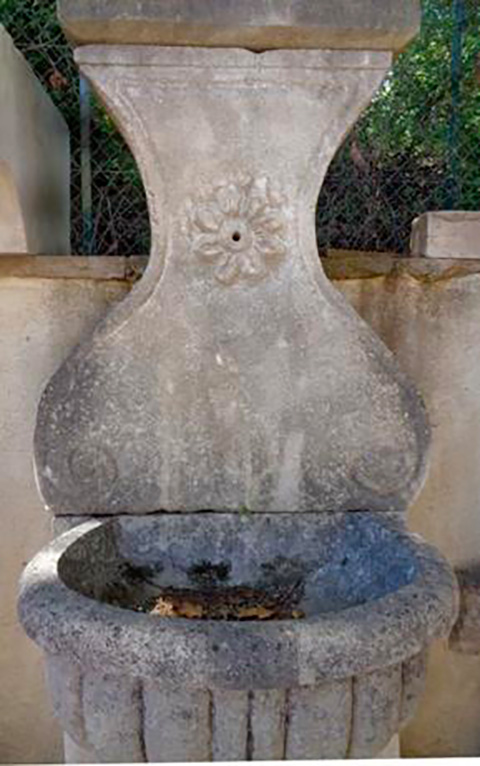 Fontaine murale à vasque surélevée 