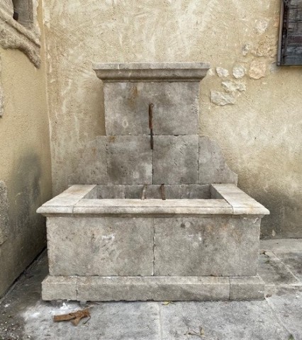 Fontaine en pierre du Luberon