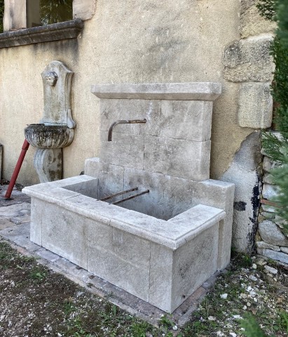 Fontaine murale en pierre du luberon