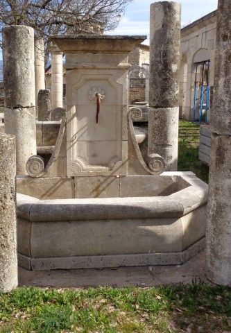 Fontaine en pierre réédition