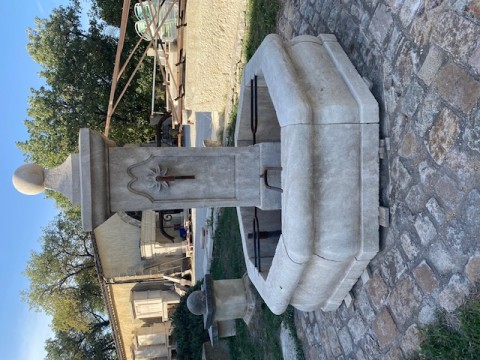 Fontaine octogone en pierre du Luberon