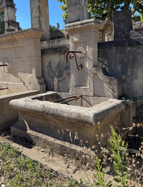 FONTAINE MURALE AVEC ROSACE
