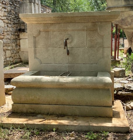 Fontaine taillée en pierre du Luberon