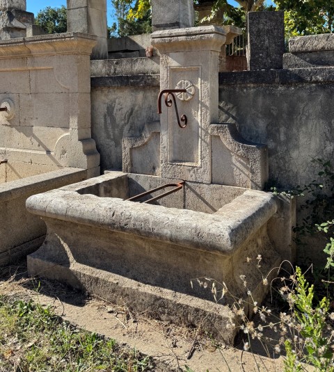 FONTAINE MURALE AVEC ROSACE