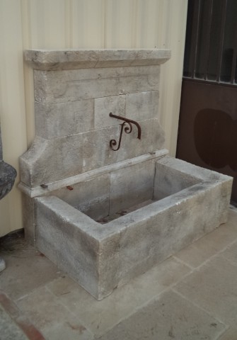 Fontaine en pierre du Luberon