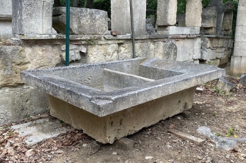 Lavoir ancien en pierre