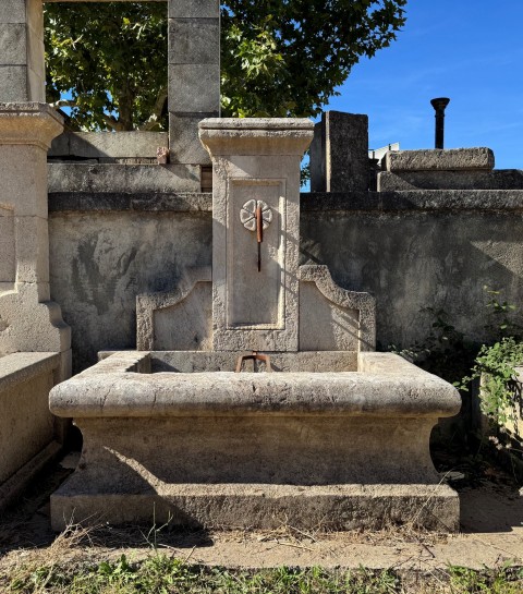 FONTAINE MURALE AVEC ROSACE