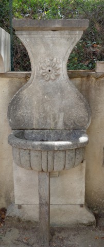 Fontaine murale à vasque surélevée 