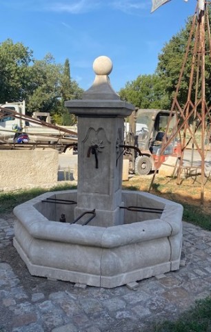 Fontaine octogone en pierre du Luberon