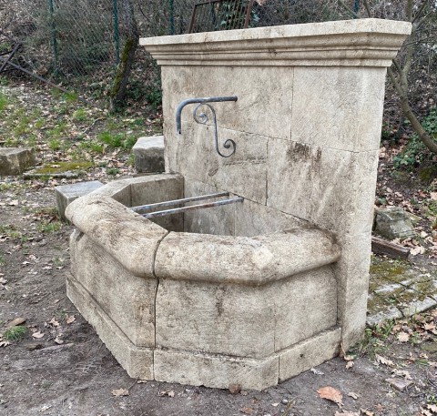 Fontaine en pierre du luberon