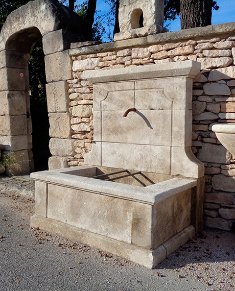 Fontaine en pierre neuve et vieillie