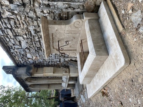 Fontaine basse en pierre