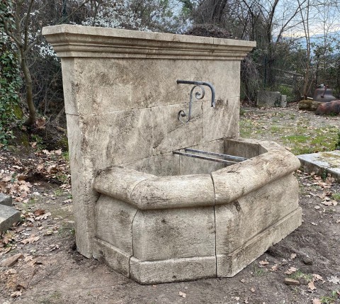 Fontaine en pierre du luberon