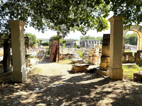 PAIRE DE PILIERS EN PIERRE DE FONTVIEILLE