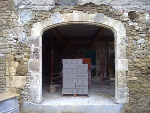 Encadrements en pierre ancienne réalisée dans notre atelier de taille