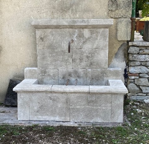 Fontaine murale en pierre du luberon