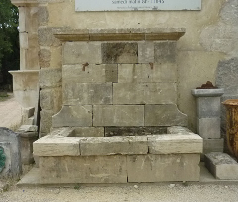 Fontaine réalisé dans notre atelier à partir de pierres anciennes