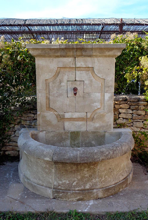 Fontaine en pierre neuve et vieillie