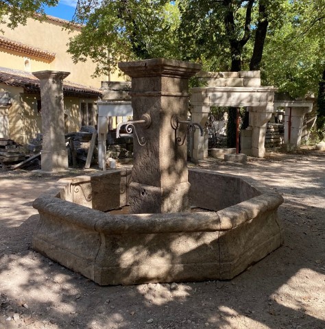 Fontaine octogonale en pierre