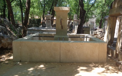 Fontaine carrée en pierre neuve