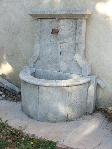 Fontaine en pierre neuve et vieillie